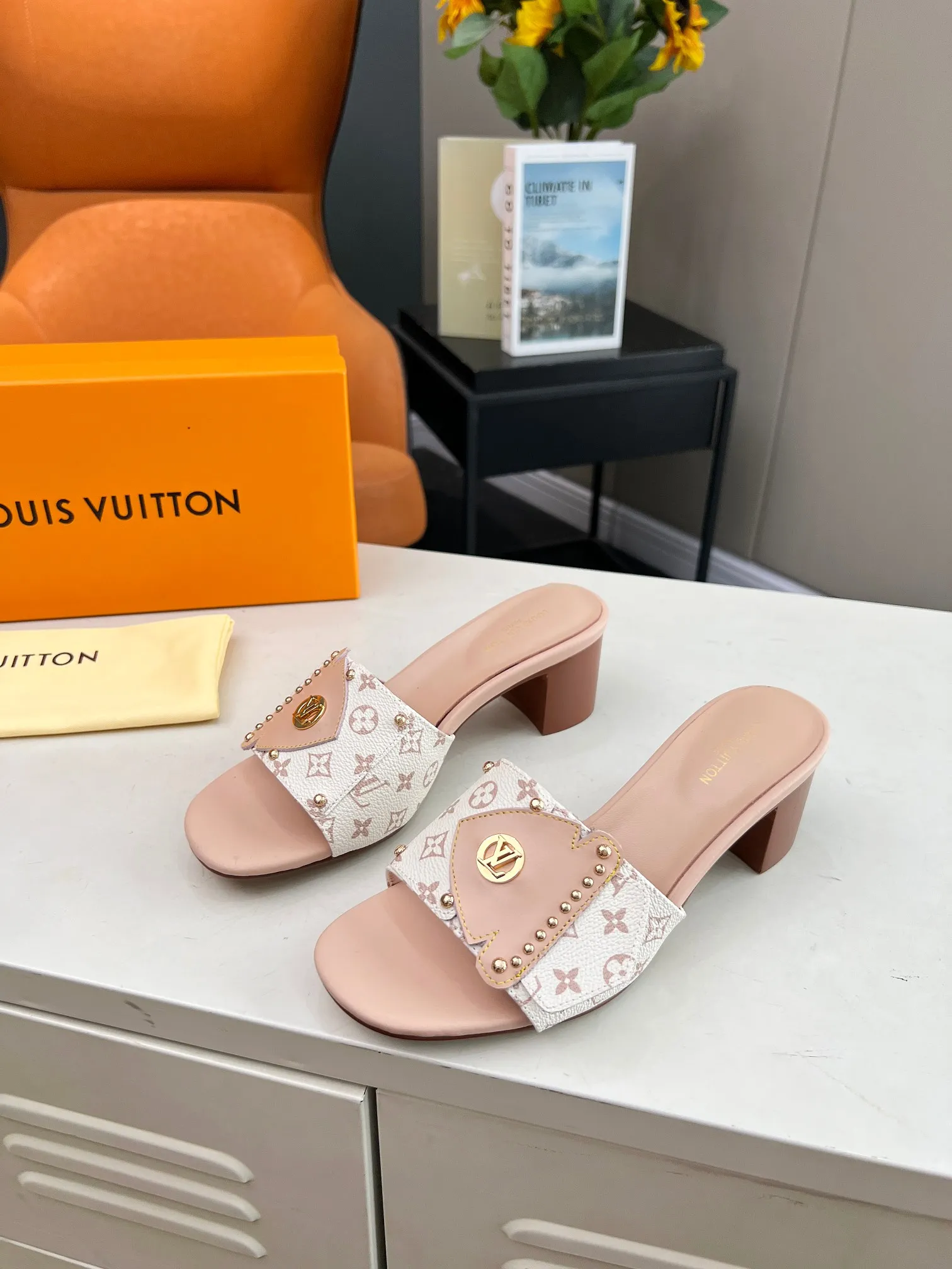 💕💕Factory direct selling price p400💕💕 Vuitton Louis Vuitton's latest 2024 spring and summer style. This LV Frame flat sandal is combined with Monogram and Monogram Reverse canvas, showing a fashionable and comfortable style. The wide front strap is embellished with studs and the LV Circle logo, echoing the opening and closing design of the Camera Box bag, and a durable leather outsole completes the look. Bringing a different visual feast to the hot summer Color: Brown White Size: 35 to 40 (4142 43 44 can be customized, non-returnable and non-exchangeable) (Genuine leather bottom can be customized +40) (Genuine leather bottom can be customized +30)